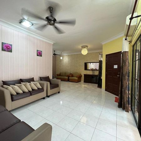 Rini Utama Homestay 스쿠다이 외부 사진