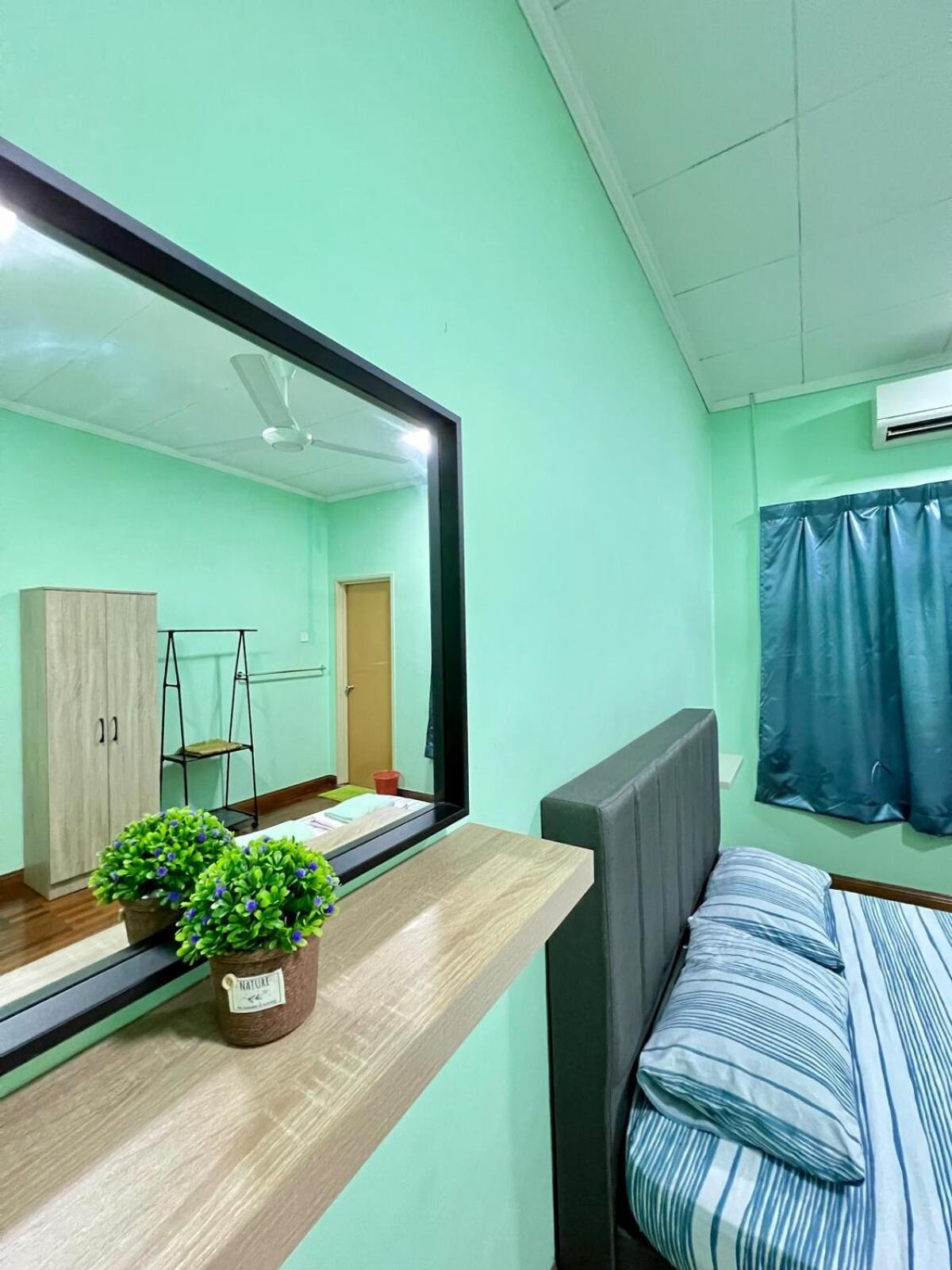 Rini Utama Homestay 스쿠다이 외부 사진
