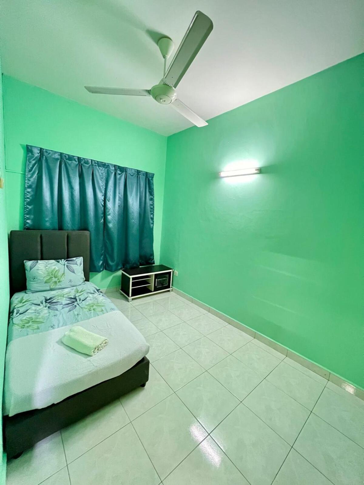 Rini Utama Homestay 스쿠다이 외부 사진