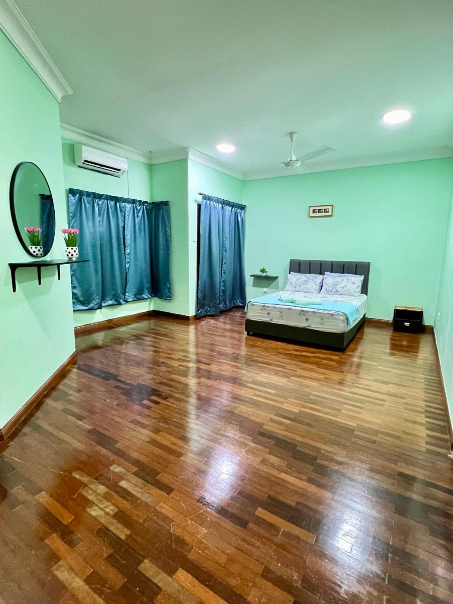 Rini Utama Homestay 스쿠다이 외부 사진